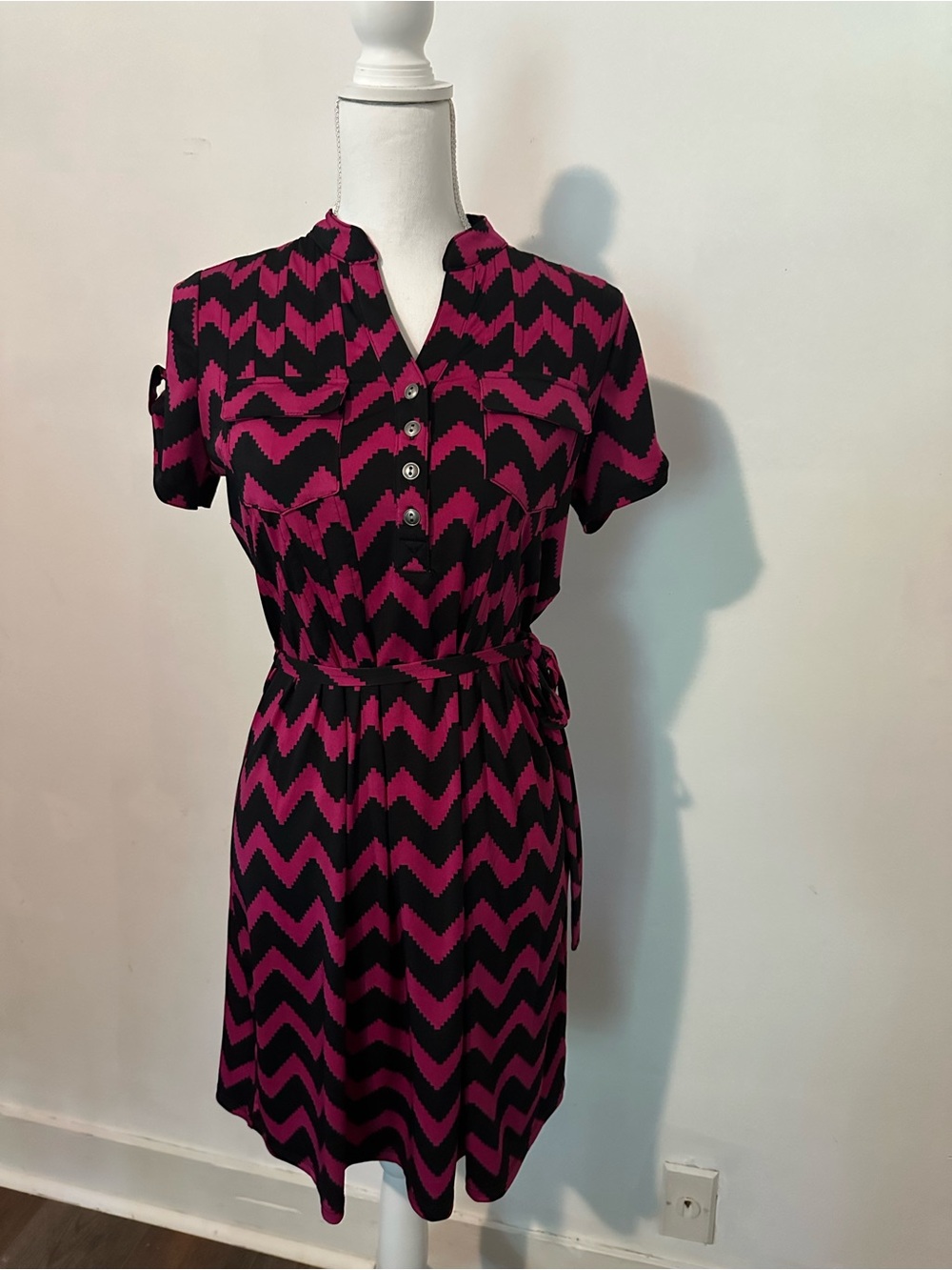 Women's Short Sleeve Chevron Shirt Dress in Magenta and Black